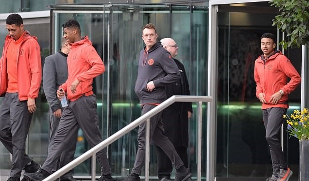 Bộ tứ người Anh Smalling, Rashford, Phil Jones và Lingard rời khách sạn để chuẩn bị cho trận đấu quan trọng trên sân Old Trafford.