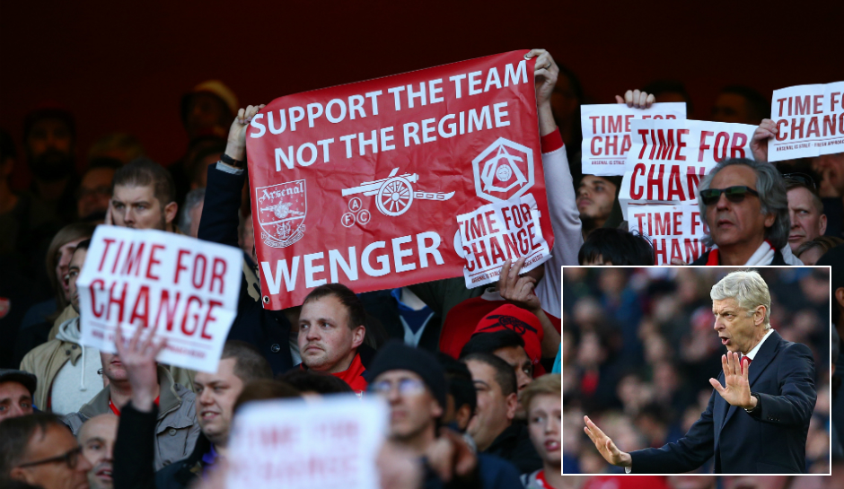 Không ít người hâm mộ Arsenal mong Arsene Wenger ra đi. Ảnh: Daily Mail.