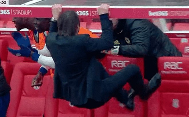 Màn ăn mừng độc đáo của HLV Antonio Conte.