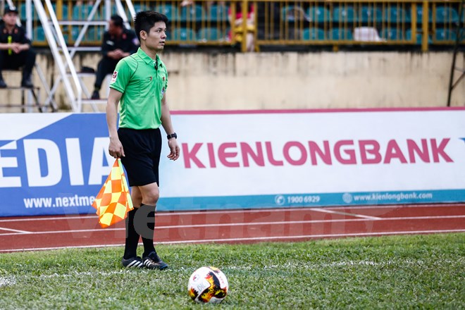 Anh hét lên với vị trợ lý trọng tài: “Quả đấy có đụng đâu trọng tài, quả đó có hết sân đâu,” và định tiến lại tranh cãi thêm. Ảnh: Minh Chiến.