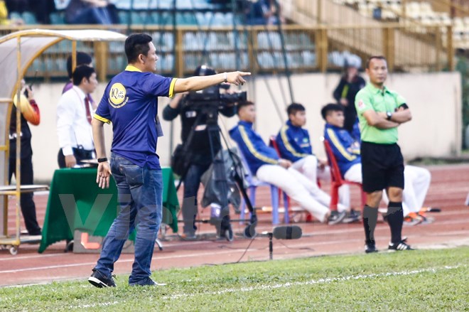 Huấn luyện viên Nguyễn Quốc Tuấn của Hoàng Anh Gia Lai cũng không giữ được bình tĩnh, chạy ra đường biên phản ứng trọng tài. Ảnh: Minh Chiến.