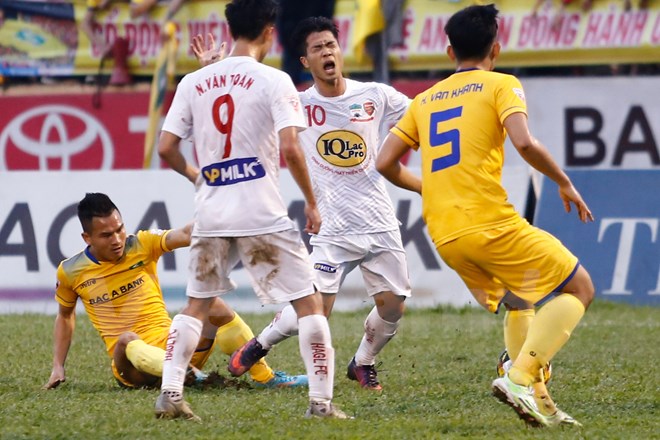 Bản thân Phượng cũng nhiều lần bị phạm lỗi bởi các pha bóng quyết liệt của đối thủ. Ảnh: Minh Chiến.