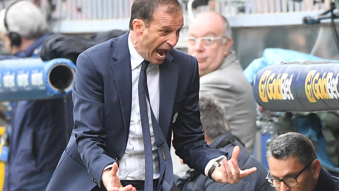 Bên ngoài đường biên HLV Massimiliano (Max) Allegri cũng cuồng nhiệt không kém. Ảnh: Football Italia.