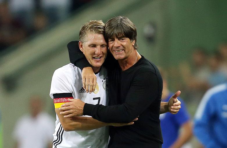 Joachim Loew đã có những lời động viên dành cho Bastian Schweinsteiger. Ảnh: shz.de.