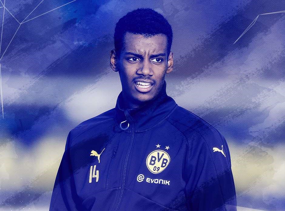 5. Alexander Isak (Dortmund - tiền đạo): Từng được Real Madrid theo đuổi sát sao nhưng Alexander Isak lại lựa chọn Dortmund làm bến đỗ tiếp theo. Có thể đây là một sự lựa chọn đúng đắn bởi Signal Iduna Park luôn là điểm tựa hoàn hảo cho các tài năng trẻ ở châu Âu. Được ca ngợi là "Zlatan Ibrahimovic mới" nhưng với tốc độ và khả năng rê bóng khéo léo của mình, Isak có lẽ muốn trở thành "Aubameyang mới" hơn.