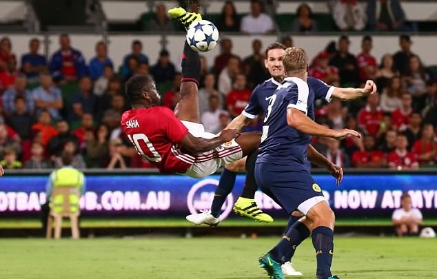 Louis Saha thực hiện cú móc bóng kỹ thuật nhưng chưa đủ chính xác để mang về bàn thắng cho đội huyền thoại MU.