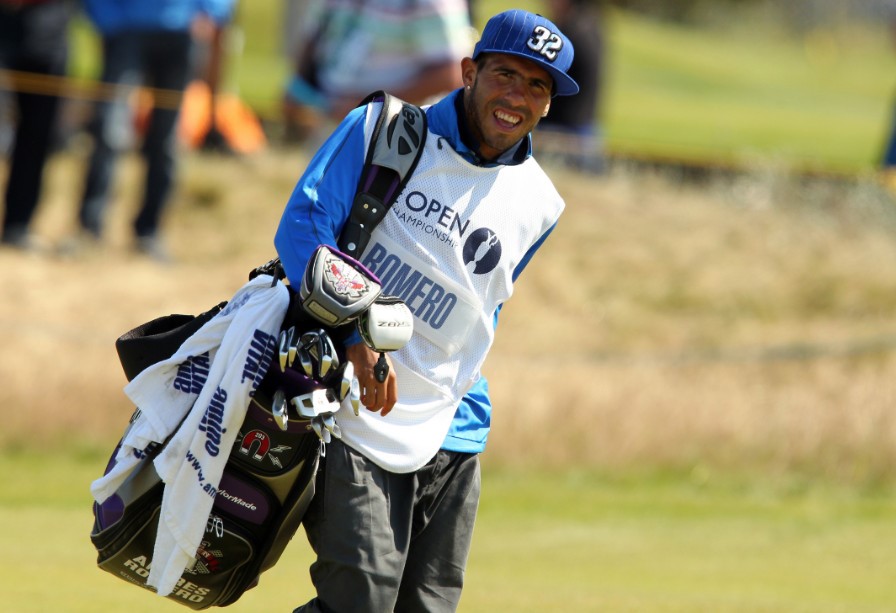 6. Carlos Tevez: Tevez mê golf đến nỗi, anh từng ít nhất hai lần bỏ các trận đấu khi còn khoác áo Manchester City để trốn đi chơi môn thể thao "nhà giàu". Tại The Open 2012, tiền đạo người Argentina tiếp tục khiến nhiều người ngạc nhiên khi sẵn sàng xin làm chân "osin" caddy cho golf thủ đồng hương Andres Romero. Ngay cả khi thăng hoa trên sân bóng, Tevez cũng vẫn bị golf ám ảnh. Ở chiến thắng 6-1 của Man City trước Norwich mùa giải 2011/12, "El Apache" ăn mừng hat-trick bằng một cú swing không "đụng hàng".