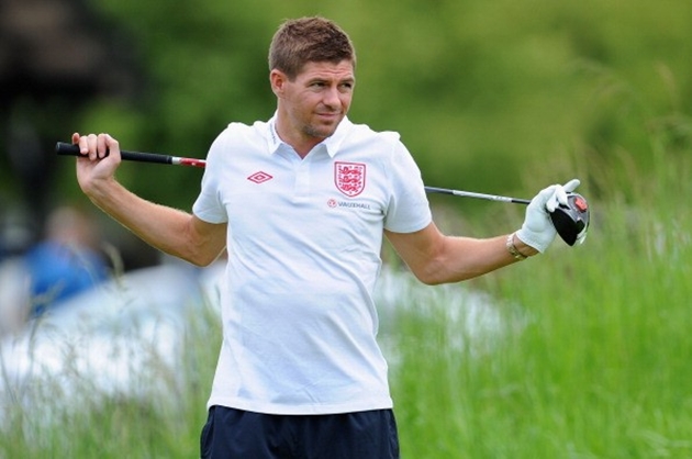 5. Steven Gerrard: Phong cách điềm đạm của Gerrard thực sự rất thích hợp với golf. Chẳng thế mà cựu thủ quân Liverpool từng nằm trong nhóm những ngôi sao Premier League chơi môn thể thao quý tộc tốt nhất. Ở giải đấu từ thiện diễn ra cách đây 2 năm tại Bồ Đào Nha, Gerrard khiến người hâm mộ trầm trồ thán phục với một cú putt thành công từ khoảng cách gần 8 m.