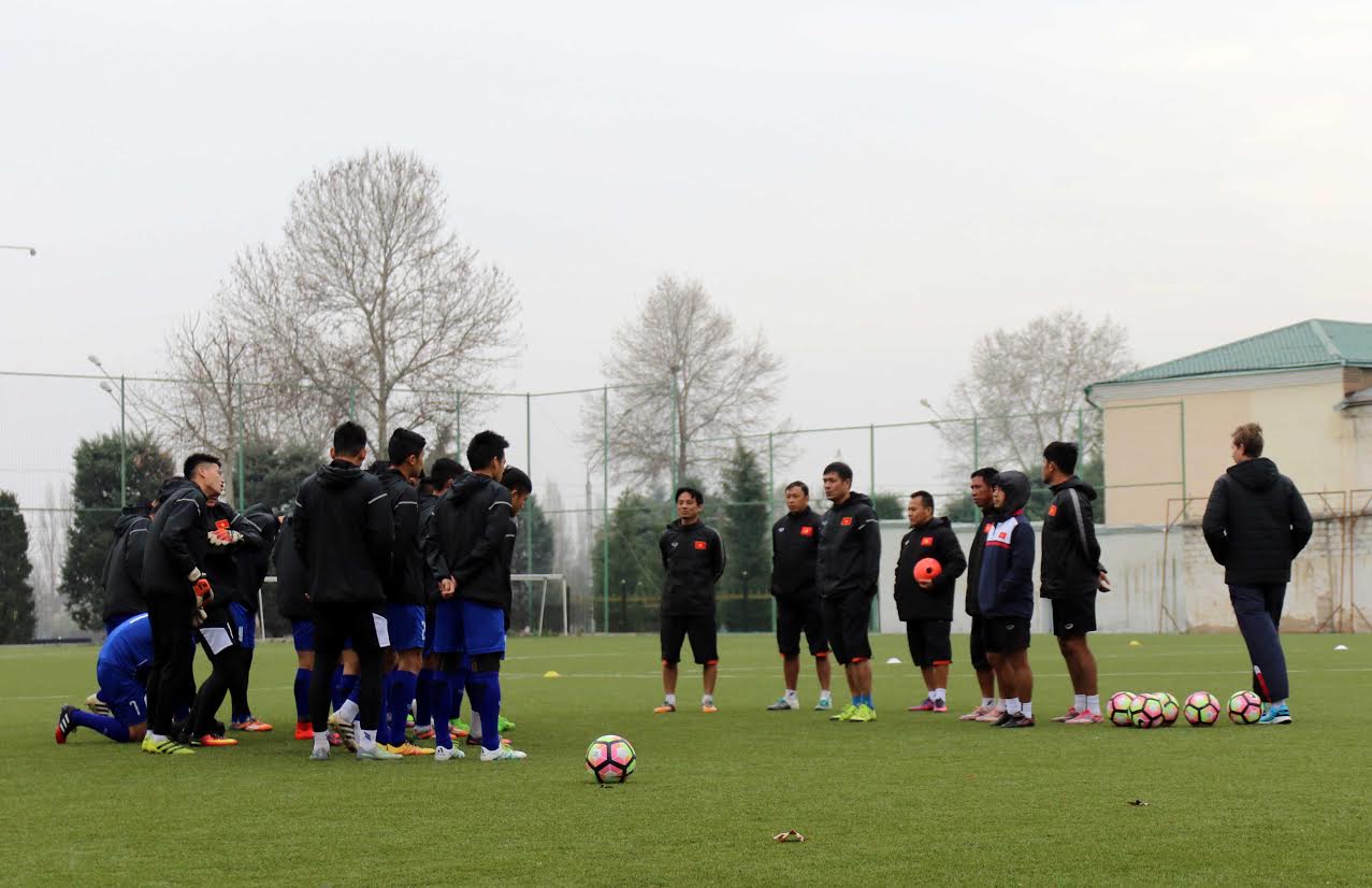 HLV Hữu Thắng phổ biến giáo án cho học trò.