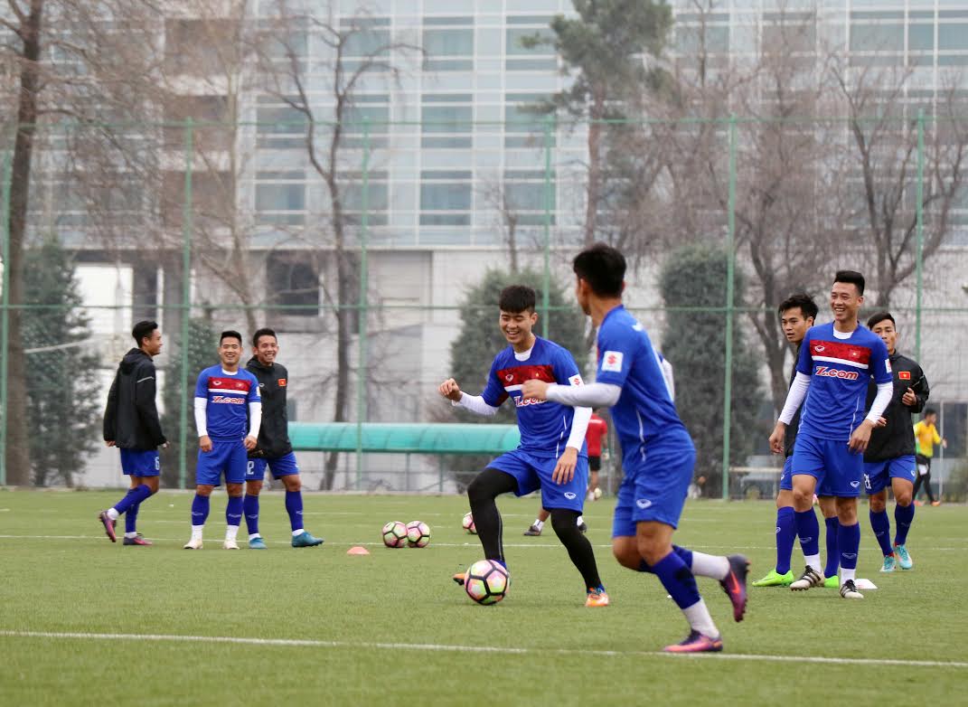 Các cầu thủ đá ma vui vẻ.