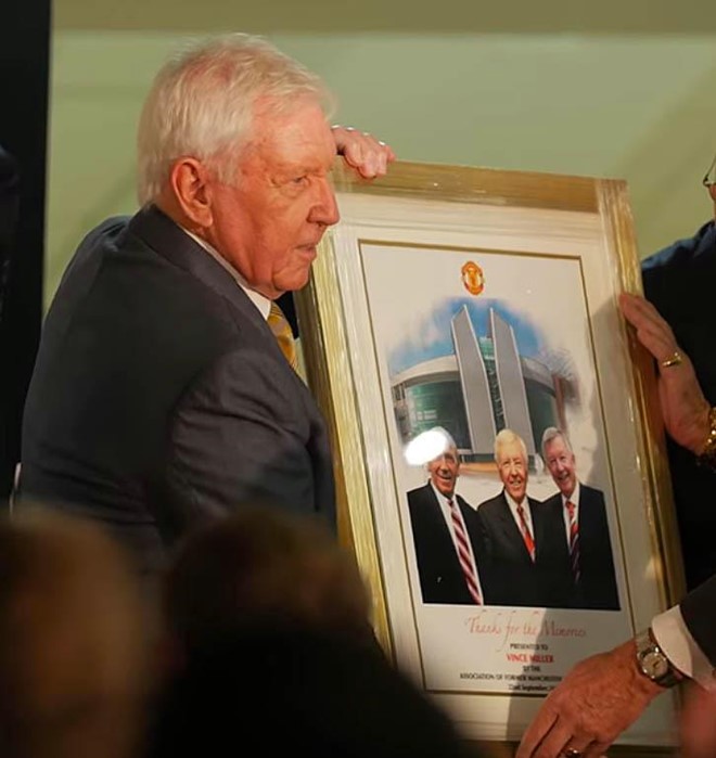 Ông Vince Miler có mối quan hệ thân thiết với Sir Bobby Charlton và Sir Alex Ferguson.