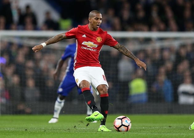 14. Ashley Young (tiền vệ): Cầu thủ người Anh chỉ là sự lựa chọn bất đắc dĩ của Mourinho ở mùa giải năm nay và đang trên đường sang Trung Quốc để hưởng mức lương chưa từng có trong sự nghiệp.