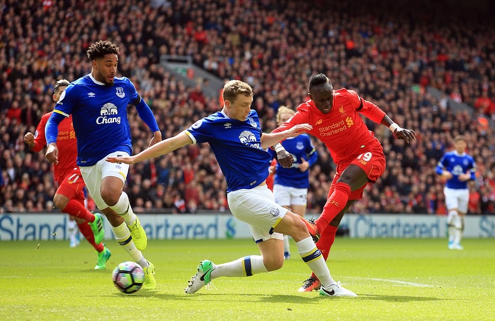 Và nỗ lực áp đặt của chủ nhanh chóng được đền đáp. Sadio Mane có pha đi bóng rồi dứt điểm hoàn hảo mở tỷ số trận đấu. Ảnh: Daily Mail.