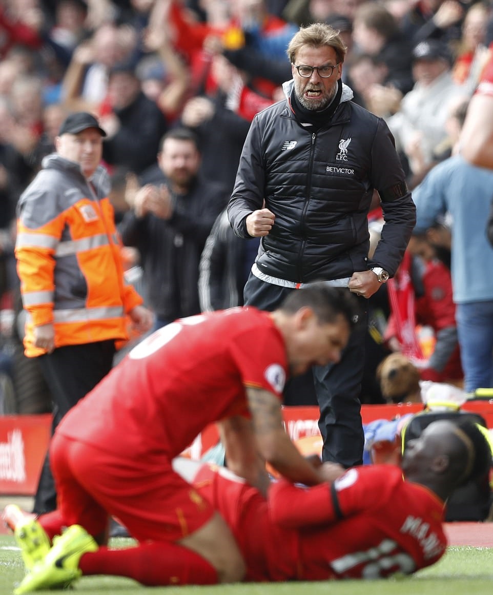 Niềm vui của HLV Jurgen Klopp sau khi chân sút người Senegal lập công. Ảnh: Daily Mail.