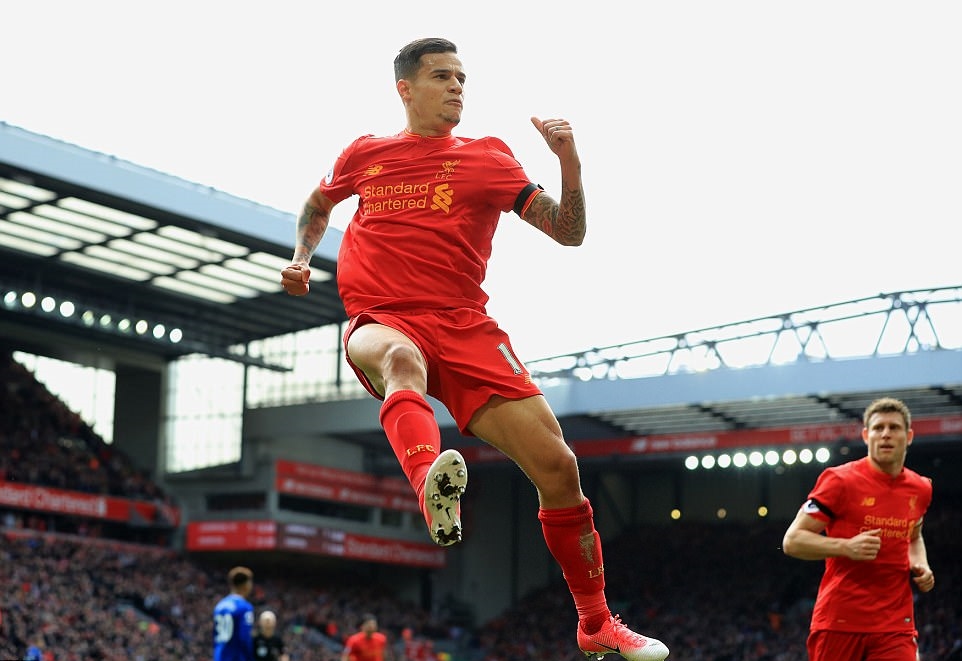 Niềm vui của ngôi sao người Brazil sau khi điền tên mình lên bảng tỷ số. Ảnh: Daily Mail.