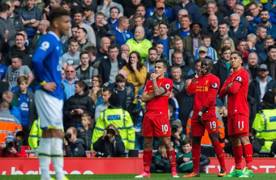 Màn ăn mừng ngộ nghĩnh của Coutinho, Mane và Roberto Firmino. Ảnh: Daily Mail.