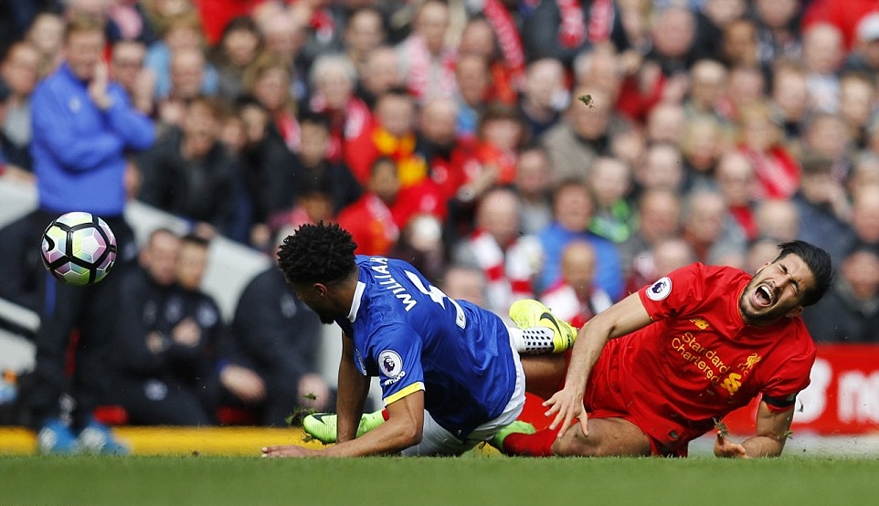 Như nhiều trận derby khác, trận đấu của hai đội bóng vùng Merseyside cũng có nhiều pha bóng quyết liệt trên mức cần thiết. Ảnh: Daily Mail.