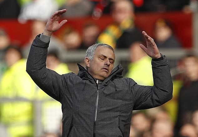 Trận đấu đêm mai có ý nghĩa vô cùng quan trọng với tham vọng giành vị trí trong top 4 của thầy trò Mourinho. Nếu để thua Everton, "Quỷ đỏ" sẽ bị chính đối thủ cướp vị trí thứ 5 trên bảng xếp hạng.