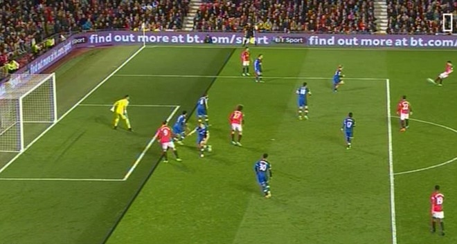 Ibrahimovic chưa hề việt vị, nhưng trọng tài lại nói có.