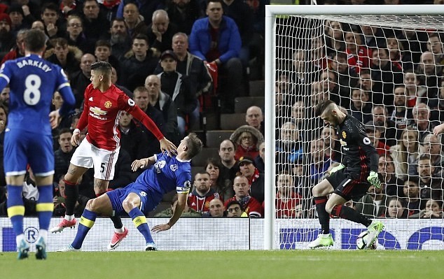 De Gea bị xỏ kim trong bàn thua trước Everton.