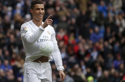 Ronaldo ăn mừng kiểu bụng bầu.