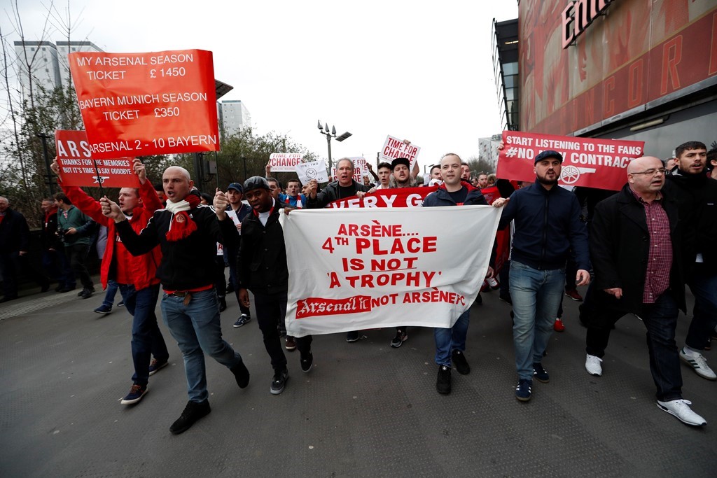 7 năm liên tiếp bị loại ở vòng 1/16 Champions League, 13 năm chưa biết đến mùi vô địch Ngoại hạng Anh, sự kiên nhẫn của CĐV Arsenal với Arsene Wenger đã cạn. Rất nhiều cuộc biểu tình đã được tổ chức yêu cầu BLĐ đội chủ sân Emirates không gia hạn hợp đồng với nhà cầm quân người Pháp.