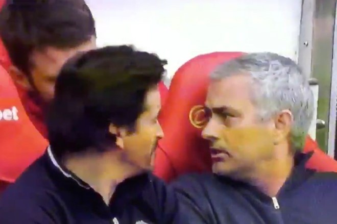 "MU đã ký hợp đồng với Diego nào vậy?" Mourinho hỏi Carrick.