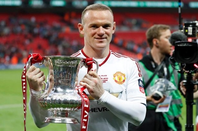 Rooney bên chiếc cúp FA. Ảnh: Mirror.