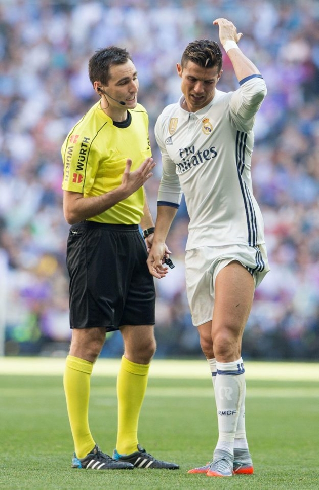 Ronaldo đã phản ứng với trọng tài trong trận derby.