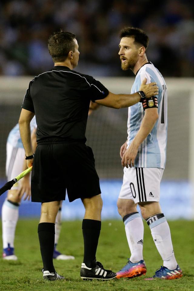 Trước đó, Messi bị treo giò 4 trận do lăng mạ trọng tài.