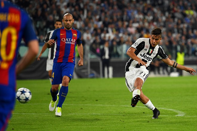 Mascherano bị động nhìn Dybala dứt điểm.