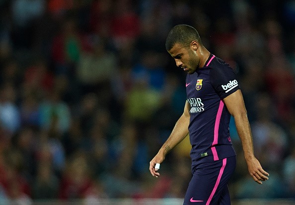 2. Rafinha: Cầu thủ người Brazil bắt đầu thể hiện được bản thân mỗi khi HLV Luis Enrique chuyển sang sử dụng sơ đồ 3-4-3. Tuy nhiên, sơ đồ này nhiều khả năng sẽ bị khai tử ở mùa giải mới, khi một nhà cầm quân khác tiếp quản chiếc ghế nóng tại Nou Camp. Em trai của Thiago Alcantara nên tìm kiếm một bến đỗ mới để tiếp tục phát triển sự nghiệp.