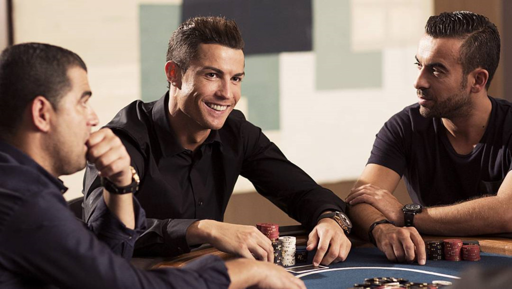 Một tay chơi poker thứ thiệt: Bóng đá không phải là môn thể thao duy nhất Cristiano Ronaldo yêu thích, anh thường xuyên thử thách sức mạnh tinh thần ở bộ môn thể thao trí tuệ này mỗi khi rảnh rỗi. Hiện siêu sao người Bồ Đào Nha đang là gương mặt đại diện của trang web PokerStars.