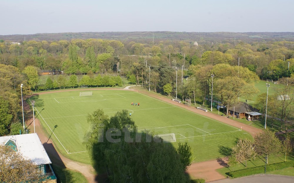 Một sân tập của Trường Thể thao Wedau nhìn từ khu vực phòng nghỉ của các cầu thủ. Ảnh: Phạm Văn Thắng.