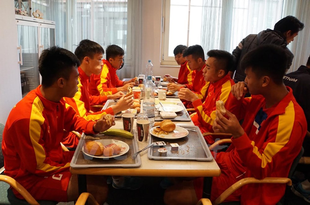 Bữa sáng của các cầu thủ U20 Việt Nam. Ảnh: Phạm Văn Thắng.