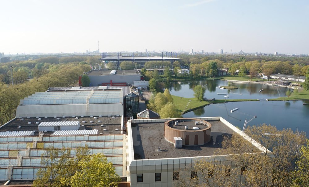 Phía xa, cạnh Trường Thể thao Wedau, là sân Schauinsland-Reisen, sân nhà của CLB MSV Duisburg. Ảnh: Phạm Văn Thắng.