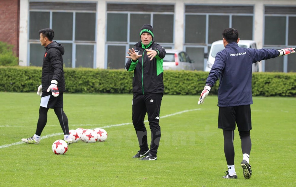 HLV thủ môn Christoph Semmler của đội U23 Borusia Mönchengladbach hướng dẫn các thủ môn của đội tuyển U20 Việt Nam tập luyện. Ảnh: Phạm Văn Thắng.