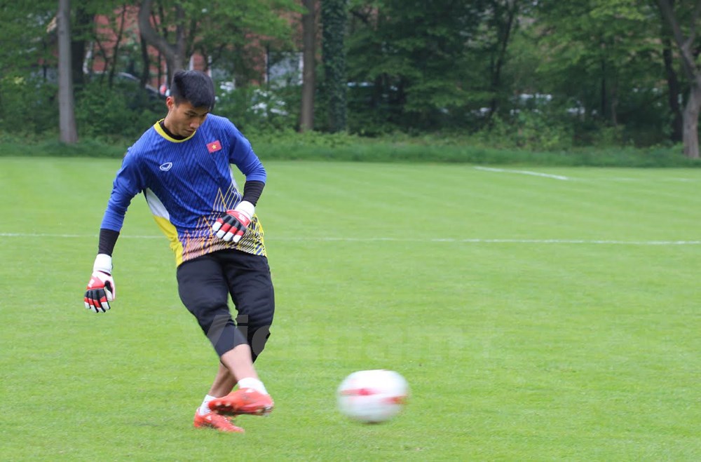 Các thủ môn đội tuyển U20 Việt Nam được rèn luyện cách xử lý bóng bằng chân. Ảnh: Phạm Văn Thắng.