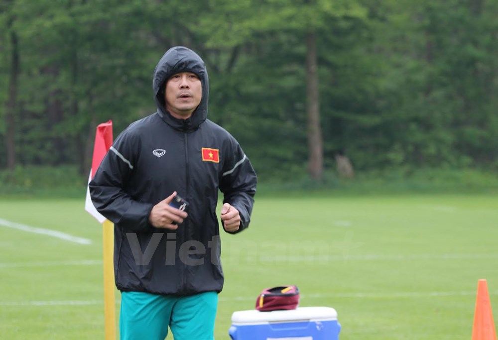 Huấn luyện viên đội tuyển quốc gia Việt Nam Nguyễn Hữu Thắng cũng xuất hiện trên sân tập trong bộ quần áo chống lạnh, vừa chạy vòng quanh sân vừa nghe nhạc. Ảnh: Phạm Văn Thắng.