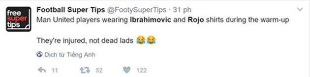 "MU mặc áo in tên Ibrahimovic và Rojo lúc khởi động. Họ chấn thương thôi mà, đã chết đâu hỡi các chàng trai."
