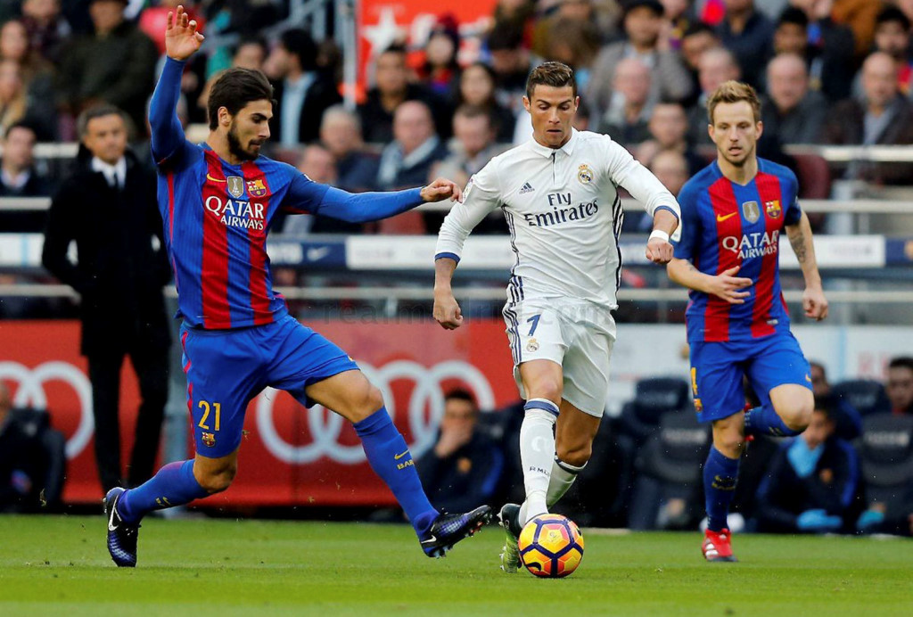 Hai đội bóng – 14 quốc tịch: Là hai đội bóng hàng đầu thế giới, không ngạc nhiên khi Real Madrid và Barcelona sở hữu những ngôi sao sáng đến từ khắp năm châu. Theo thống kê, bên cạnh những cầu thủ bản địa, đội hình hiện tại của hai đội có sự hiện diện của các ngôi sao mang 13 quốc tịch khác nhau, bao gồm 5 người Brazil, 4 người Pháp, Bồ Đào Nha, 3 người Croatia, 2 người Đức, Argentina, 1 người Costa Rica, Colombia, Wales, Dominican, Hà Lan, Thổ Nhĩ Kỳ và Uruguay.