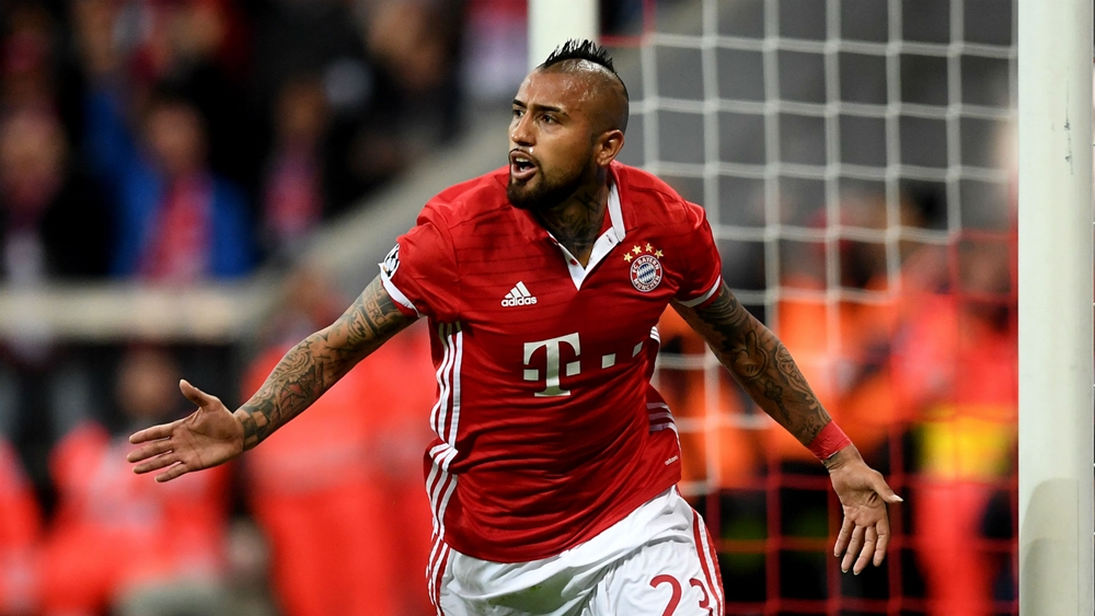 1. Arturo Vidal - Bayern Munich: Một trong những quarterbacks tốt nhất trong thế giới bóng đá hiện đại. Tuyển thủ Chile bắt đầu tạo danh tiếng ở nước Đức cùng Bayer Leverkusen trước khi chuyển đến Juventus. Tại Serie A, Vidal cùng ăn tập và tiến bộ bên cạnh Andrea Pirlo. Hiện nay, tiền vệ 29 tuổi là trụ cột của Hùm xám xứ Bavaria Bayern Munich. Vidal thường xuyên để lại dấu ấn bằng các bàn thắng và kiến tạo.