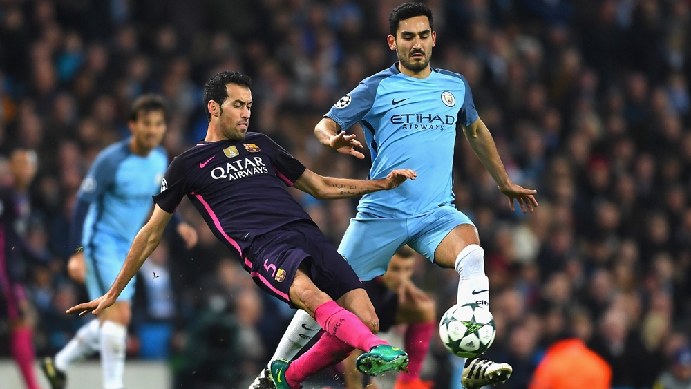 7. Sergio Busquets - Barcelona: Tiền vệ của The Blaugrana không nổi bật ở các đường chuyền dài. Tuy vậy với khả năng phòng ngự cùng hỗ trợ tấn công và nhãn quan nhạy bén, ngôi sao người Tây Ban Nha là cái tên quan trọng của ông lớn xứ Catalan và góp công không nhỏ trong thành tích của Barca trong thập kỷ qua.