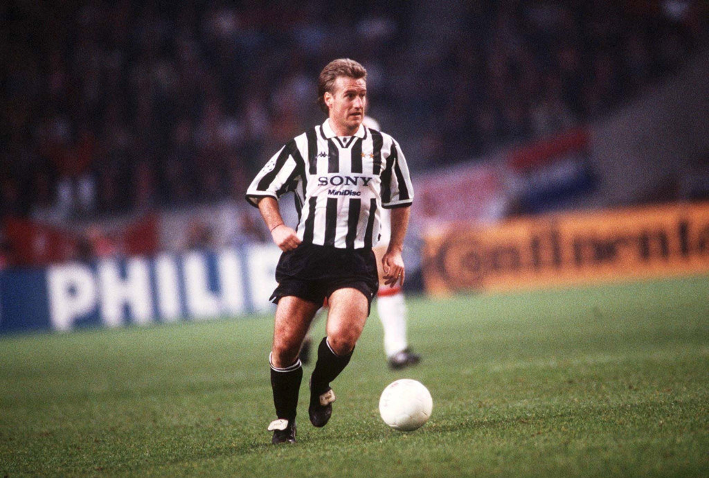 Didier Deschamps (tiền vệ phòng ngự): Ngay sau khi vô địch Champions League cùng Marseille với tư cách đội trưởng, CLB này bị phát hiện dính vào vụ bán độ đầy tai tiếng và bị tước danh hiệu, phạt rớt xuống Ligue 2. Deschamps lập tức chuyển sang Juventus và gặt hái nhiều thành công cùng Lão phu nhân. Deschamps có tổng cộng 13 danh hiệu lớn nhỏ khi thi đấu cho Bà đầm già, trong đó bao gồm 3 Scudetto và 1 Champions League. Mối tình nước Ý của Deschamps kết thúc vào năm 1999 khi ông chuyển sang Anh thi đấu dưới màu áo của Chelsea.
