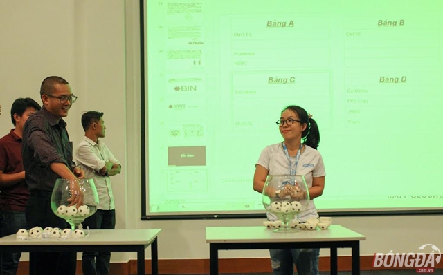 BTC tiến hành bốc thăm chia bảng cho giải đấu. Ảnh: Duy Anh.