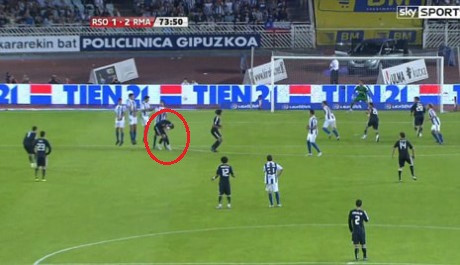 CR7 sút bóng đập trúng lưng của Pepe (khoanh đỏ) bay vào lưới.