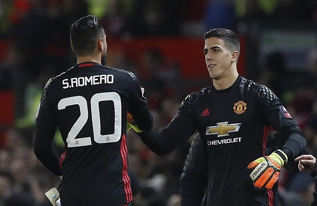 Joel Pereira vào thay Sergio Romero ở FA Cup.