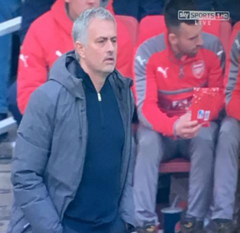 Hình ảnh cho thấy các thành viên Arsenal thoải mái chuyền tay nhau gói chocolate.