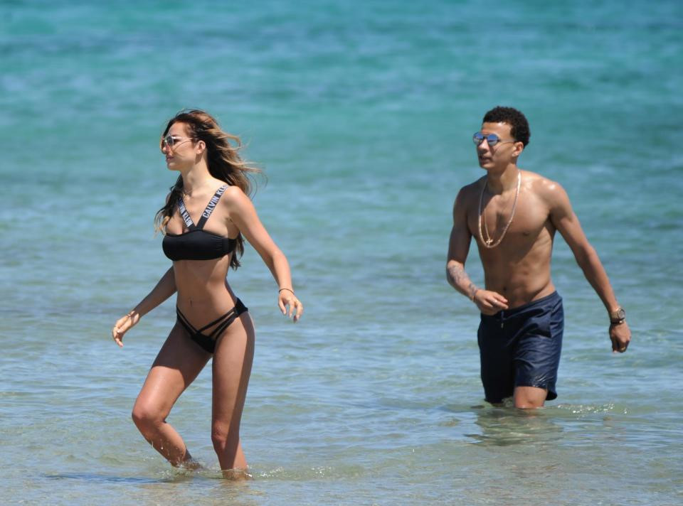 Cặp trai tài gái sắc thu hút sự chú ý trên bãi biển Ibiza.