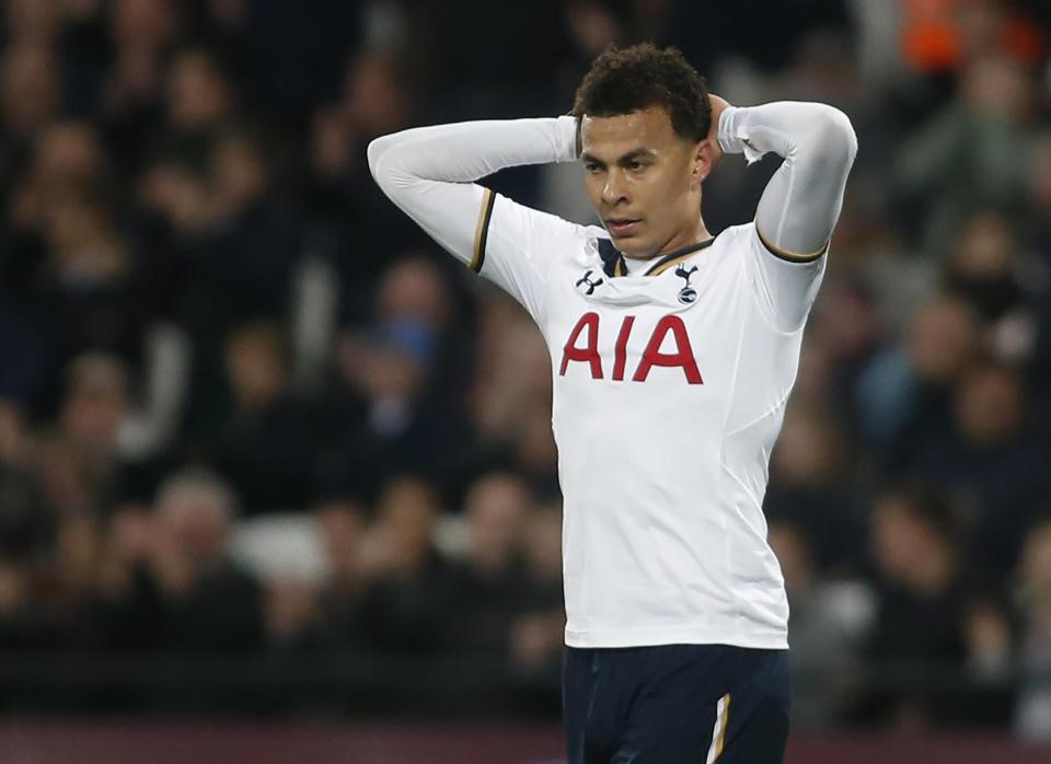 Mùa giải năm nay, Dele Alli tỏa sáng rực rỡ với 17 bàn thắng, 5 đường kiến tạo sau 34 lần ra sân, cùng với đó là danh hiệu cầu thủ trẻ hay nhất mùa do PFA trao tặng. Tuy nhiên, chừng đó chỉ đủ để giúp Tottenham một lần nữa sắm vai "kẻ bám đuổi" tại Premier League.